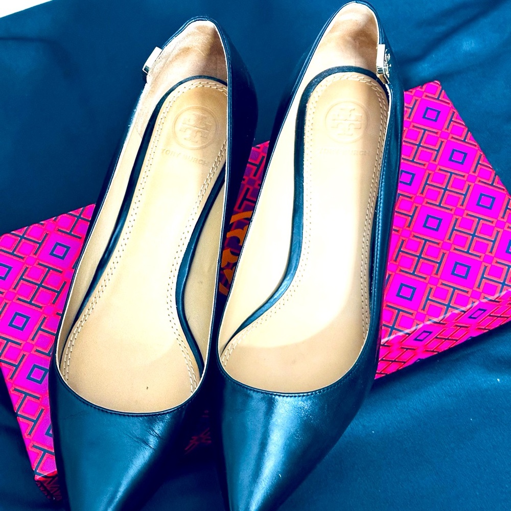 Tory Burch Elizabeth 40MM Pumps Black Baby Calf Leather Preowned In Box Sz 8 - Picture 2 of 10
